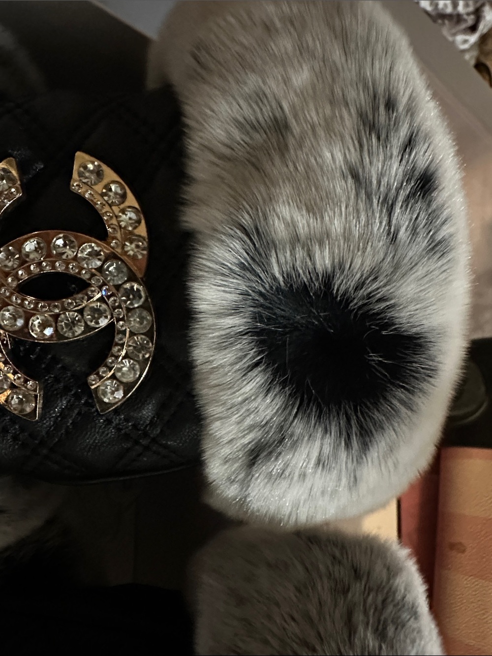 CHANEL Black Quilted Leather Gloves with Grey Fur & Crystal CC Emblem - Picture 4 of 14